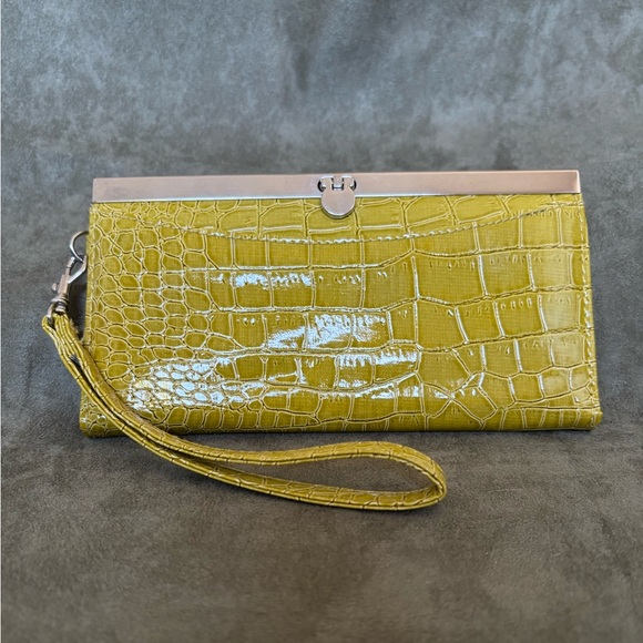 FAUX CROC Chartreuse Clutch Wallet w/ Wristlet Strap Multi-Compartments w/ Zip - Picture 16 of 16